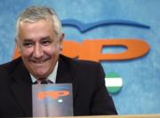 PP e IU acusan a Chaves de «timar» y «engañar» por retirar las ayudas para libros y ordenadores