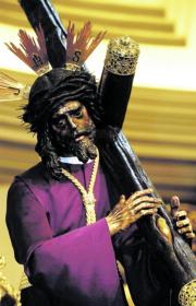 Muchos sevillanos esperaron horas a las puertas de los templos de la Madrugada