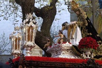 Salen todas las cofradías del Sábado Santo en una tarde soleada