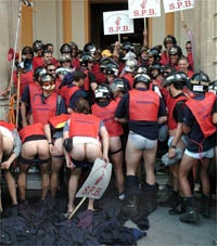 Los bomberos protestan con un «striptease» ante las puertas del Ayuntamiento