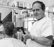Cristóbal Márquez Pérez, barbero de la Alfalfa: «Hay muchos que no tragan con eso del unisex, o como se llame...»