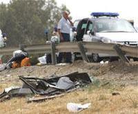 Dos muertos y seis heridos en una colisión de tres turismos y un camión en la autovía Sevilla-Huelva