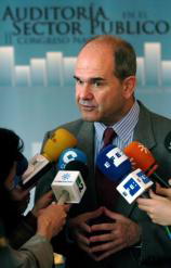 Chaves dice que «con la ley en la mano» no se pueden convocar elecciones anticipadas