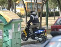 Un grupo de gamberros campa a sus anchas en la vía de servicio