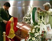 Los restos mortales de Rocío Jurado llegaron al aeropuerto de Jerez, de camino a Chipiona