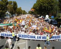Multitudinaria manifestación en Sevilla contra el diálogo con ETA