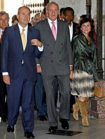 Don Juan Carlos, el presidente andaluz, Manuel Chaves, y la ministra de Cultura, Carmen Calvo, a su llegada al monasterio de Santa María de Las Cuevas. EFE
