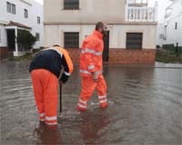 Inundaciones, cortes de carreteras y de luz por el temporal de lluvia en Huelva