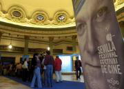 Numeroso público se acercó ayer a ver las proyecciones de las películas del Sevilla Festival de Cine  MILLÁN HERCE