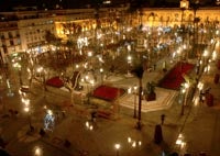 La Plaza Nueva reabre bajo la lluvia con una exposición de esculturas y el encendido navideño
