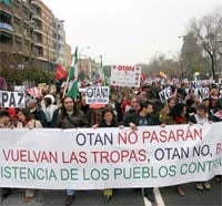 Varios miles de personas se manifiestan en Sevilla en la primera protesta contra la cumbre de la OTAN
