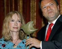 La actriz Mia Farrow pide en Sevilla «protección» para la población de Darfur