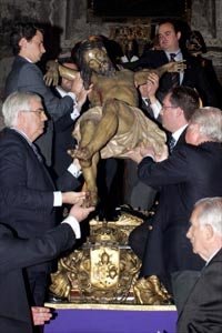 Los hermanos de la Quinta Angustia trasladan al Cristo del Descendimiento a su paso