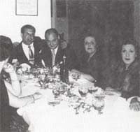 Anselmo González-Climent y Ricardo Molina, al fondo, entablaron amistad a partir de «Flamencología», aunque pronto se distanciaron. ABC
