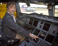 El A380, avión más grande del mundo, aterriza en Sevilla