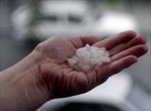 Una tromba de agua y granizo provoca inundaciones en varias zonas de Sevilla
