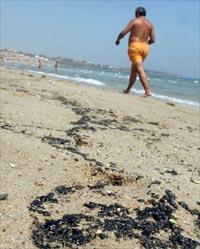 Aparecen manchas de fuel en la playa algecireña de Getares