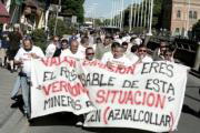 Ex mineros de Boliden cortan el puente del Cachorro