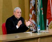 El cardenal anima a los cofrades a centrarse en los problemas esenciales