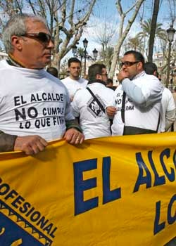 La Policía Local se manifiestan ante el Ayuntamiento por la falta de agentes y de cumplimiento de los acuerdos con el Consistorio