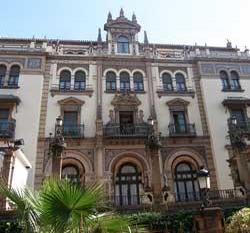Celis justifica que «este hotel no puede reportar a Sevilla sólo 140.000 euros al año»