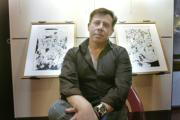 J.M. SERRANO  El dibujante gaditano Carlos Pacheco junto a dos de las piezas que pueden verse en la muestra