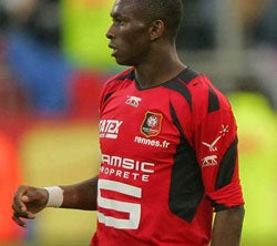 M´Bia: «Sé que el Sevilla y el Betis me quieren»