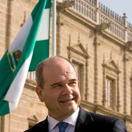 Chaves advierte de que los empresarios deberán «reducir» precios y beneficios