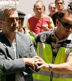 El alcalde de Estepona recibe insultos a su llegada a los juzgados