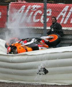 Stoner vence y Rossi es nuevo líder tras la caída de Pedrosa