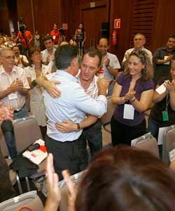 Viera, relegido secretario de un PSOE de Sevilla, advierte que intervendrá en la capital