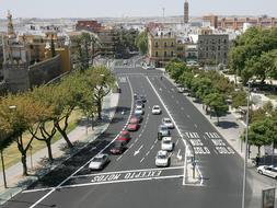 Más policías que coches en el primer día con el sentido único en la Ronda