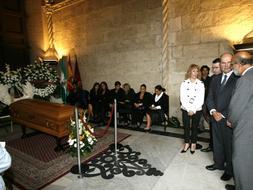 Artistas, políticos y ciudadanos visitan la capilla ardiente de Mario Maya