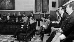 ABC Fernández Pacheco, de espaldas en primer término, mira a los ediles de IU en un Pleno en el anterior mandato