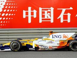 Alonso le pisa los talones a Hamilton