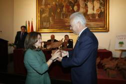 La redactora de ABC Mercedes Benítez recibió el premio «Lux et Veritas»