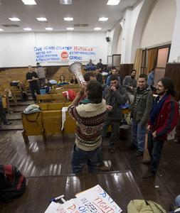 Más de cien estudiantes se encierran en la Universidad en demanda de un debate sobre el proceso de Bolonia