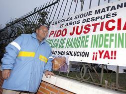 Un sevillano víctima de la colza acampa frente a la Moncloa «hasta que le paguen la indemnización»