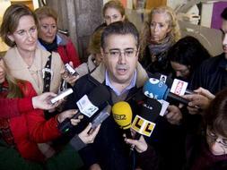 El PSOE se pelea mientras Zoido «toma» los barrios