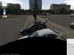 El coche de Google Street View se fotografía a sí mismo en Sevilla