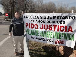 El sevillano víctima de la colza retoma su protesta, ahora ante la Zarzuela