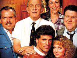 Despiden al camarero del auténtico bar de la serie 'Cheers' por la crisis