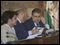 Los ediles socialistas enseñan preservativos en el Pleno en respuesta a una pregunta del PP