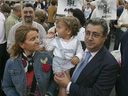 Un millar de sevillanos protestan en la  Plaza Nueva contra la reforma del aborto