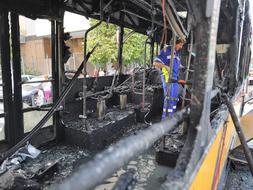 Un autobús de Tussam sufre un incendio mientras circulaba fuera de servicio