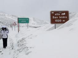 La nieve obliga a usar cadenas en una veintena de puertos y carreteras