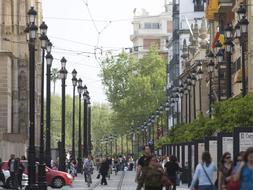 Tussam concluye mañana el montaje de las catenarias retiradas para Semana Santa