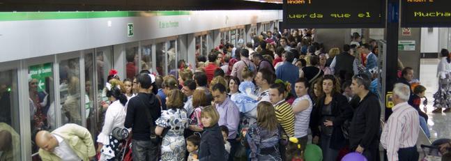 El metro se desborda ante la masiva afluencia de feriantes