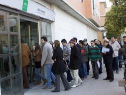 Sevilla registra 1.094 parados menos en abril y rompe con meses de subida