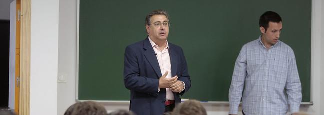Zoido abre el «Tengo una pregunta para usted» universitario